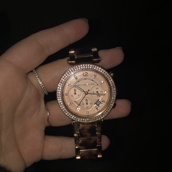 Almost new Micheal Kors Rose Gold Watch - Picture 2 of 3